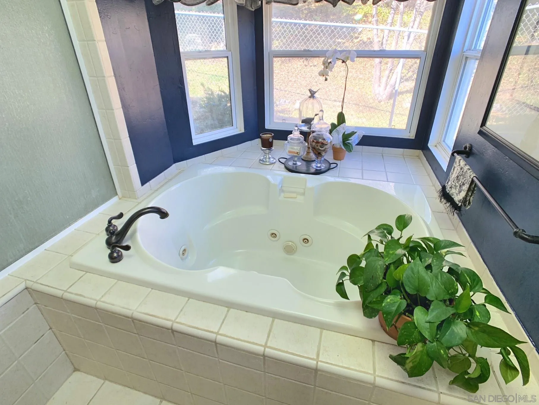 34642 Navajo Road Julian, CA 92036 - Photo 23 of 32 a bathroom with a tub sink and mirror