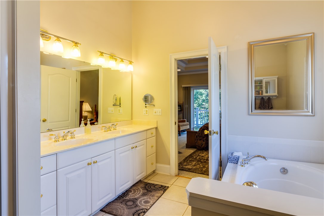 2001 Pompano Drive Anderson, SC 29625 - Photo 20 of 29 Master Bath with full walk in closet.