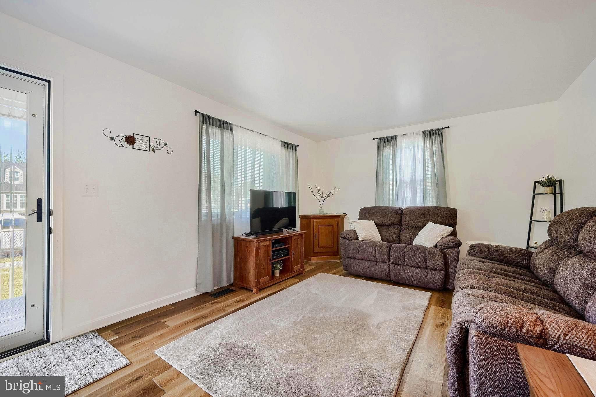 8103 Murray Point Road Baltimore, MD 21222 - Photo 5 of 31