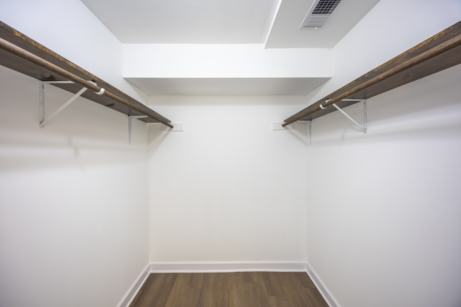 450 Raintree Court, Unit 2B Glen Ellyn, IL 60137 - Photo 18 of 28 a view of a room with shelf