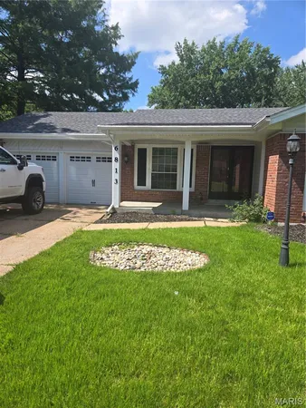 $2,100 | 6813 Coachlight Square Court, Florissant, MO 63033