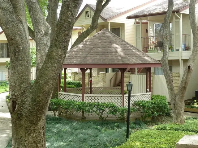 a view of a house with backyard and garden