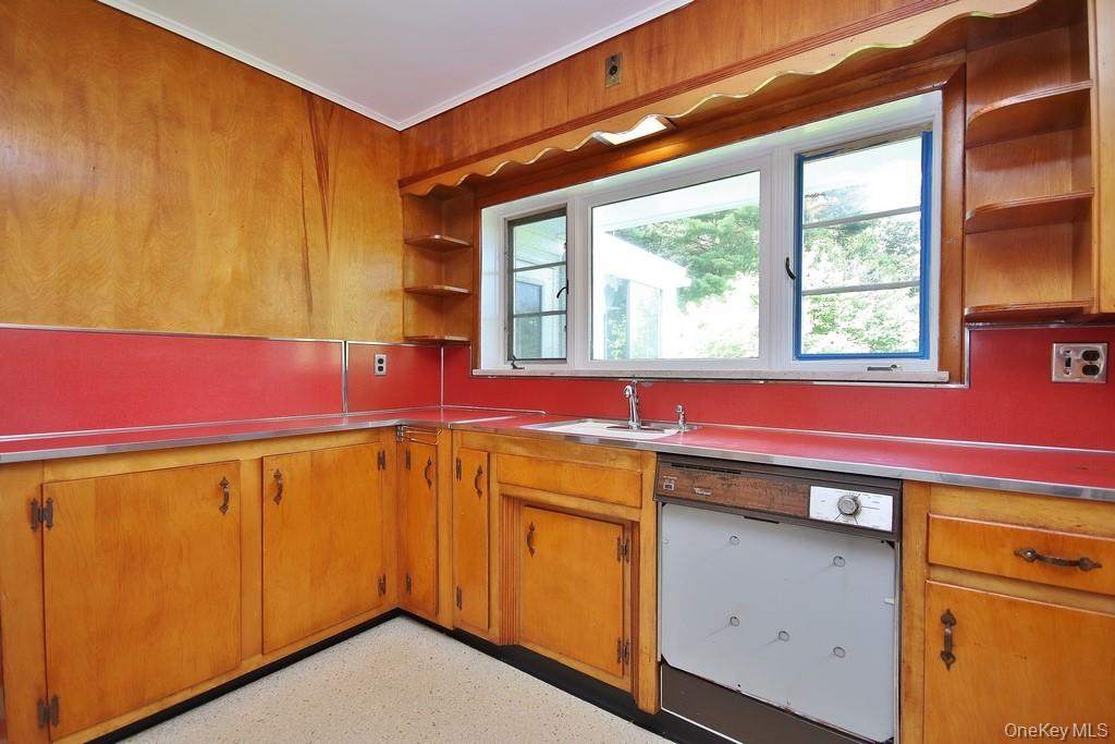 10 Lakeview Road Ossining, NY 10562 - Photo 8 of 38 Kitchen has wood cabinetry