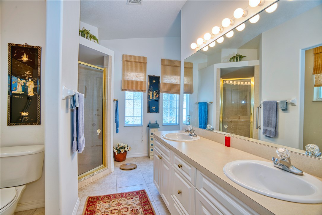 173 Easy Street Sebastian, FL 32958 - Photo 20 of 35 a bathroom with double vanity and a bathtub