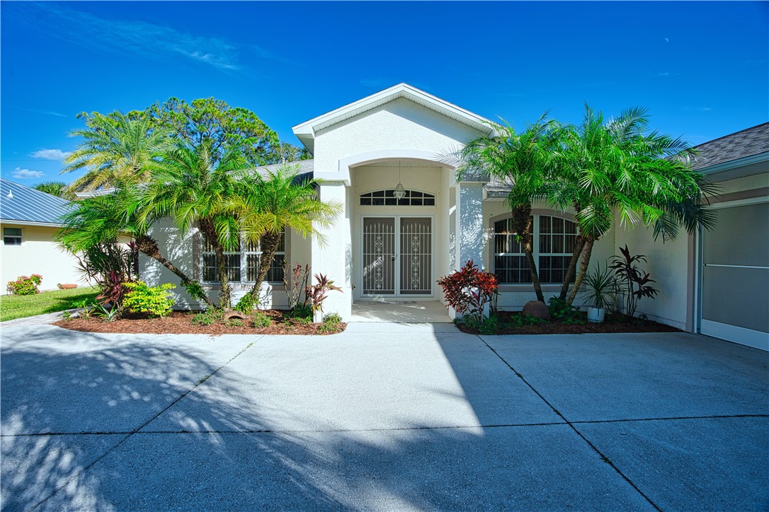 173 Easy Street Sebastian, FL 32958 - Photo 2 of 35 a front view of a house with garden