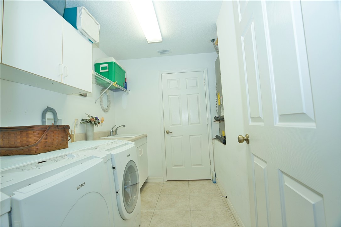 173 Easy Street Sebastian, FL 32958 - Photo 29 of 35 a bathroom with a sink toilet and shower