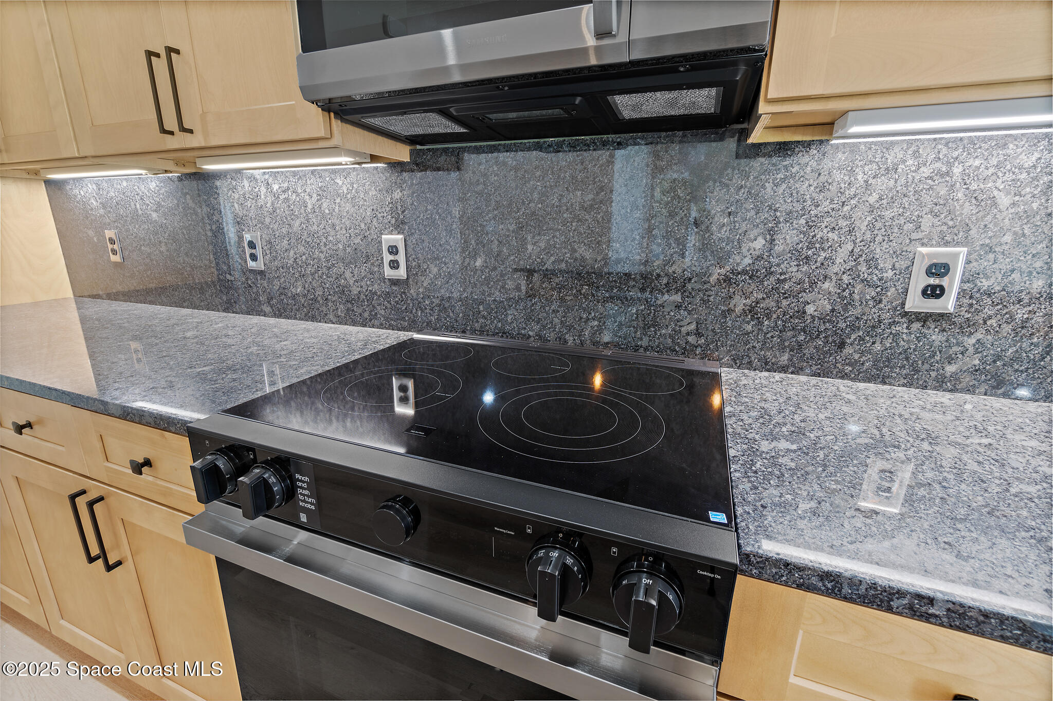 1541 Madison Road Northwest Palm Bay, FL 32907 - Photo 14 of 62 a close view of stove