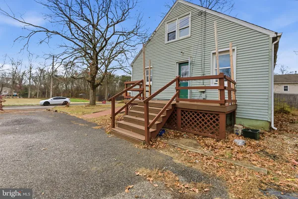 a view of a house with backyard and trees