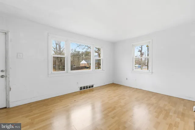 a view of empty room with window