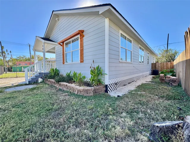 a view of a house with a yard and plants