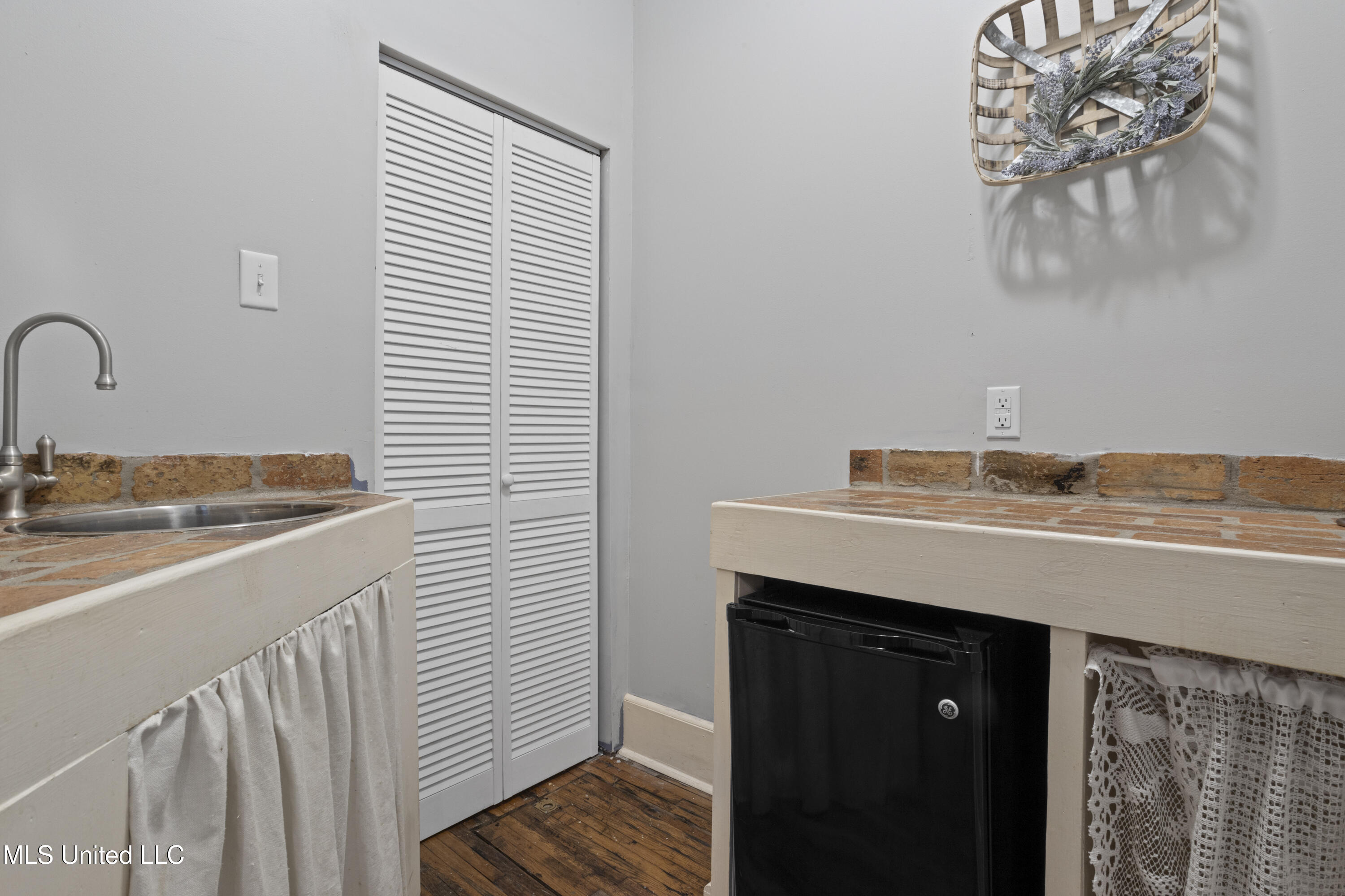 1012 Beach Boulevard Biloxi, MS 39530 - Photo 26 of 45 0027