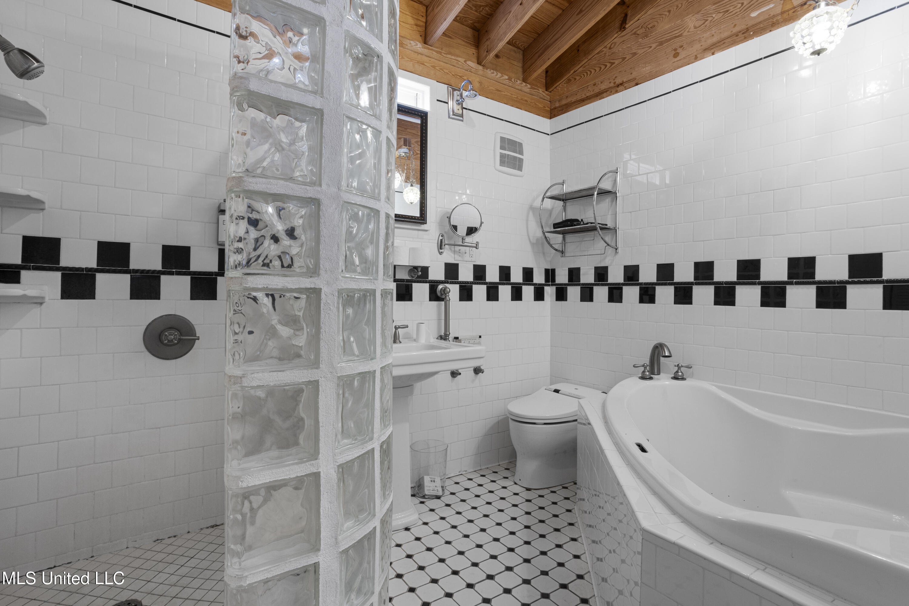 1012 Beach Boulevard Biloxi, MS 39530 - Photo 43 of 45 0045