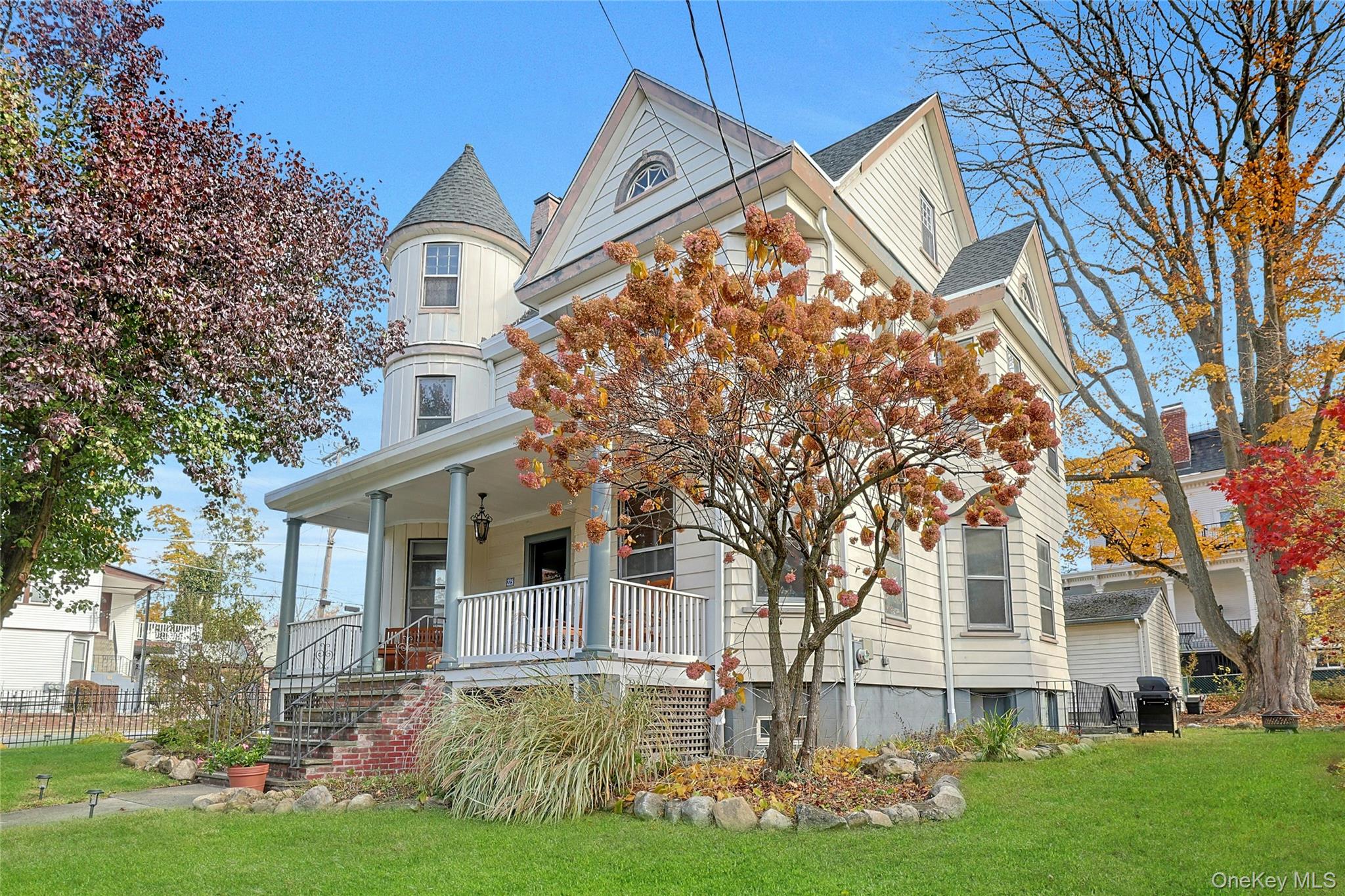 a front view of house with yard