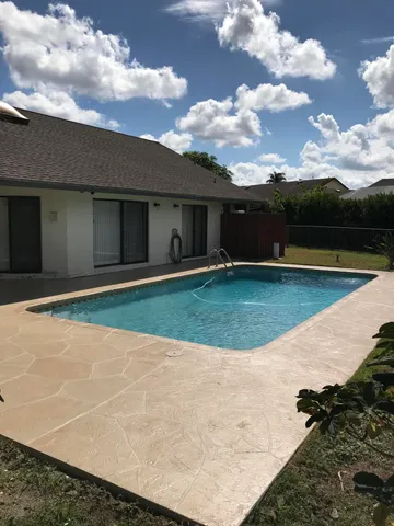 a view of a backyard