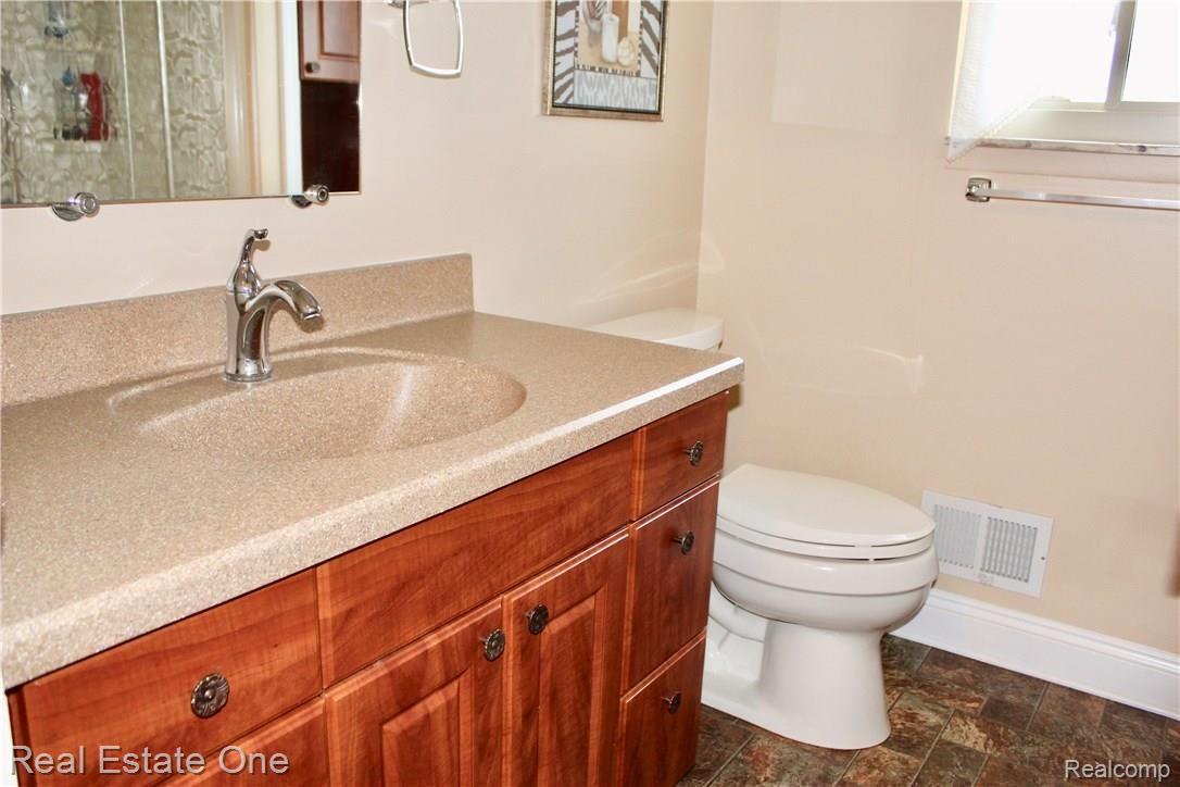 42708 Hanford Road Canton, MI 48187 - Photo 33 of 48 Full bathroom