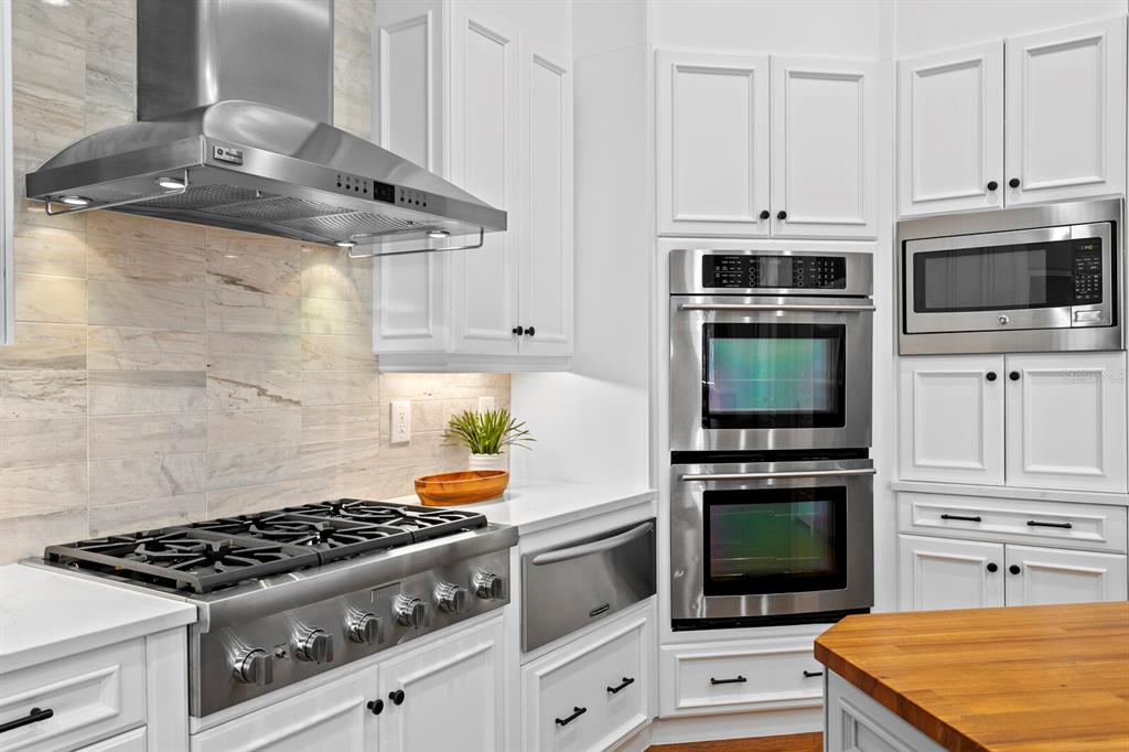 625 Balibay Road Apollo Beach, FL 33572 - Photo 11 of 51 a kitchen with granite countertop a stove top oven and cabinets