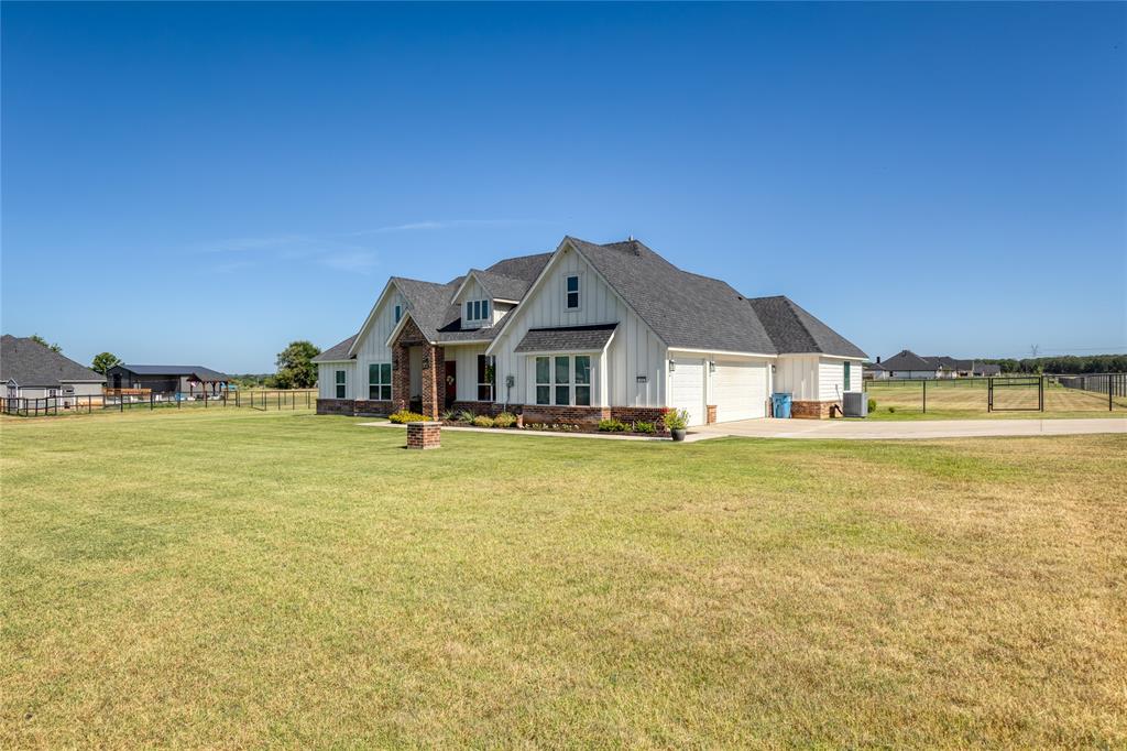 152 Katy Ranch Drive Weatherford, TX 76085 - Photo 8 of 39 Side entry 3 car garage , concrete driveway