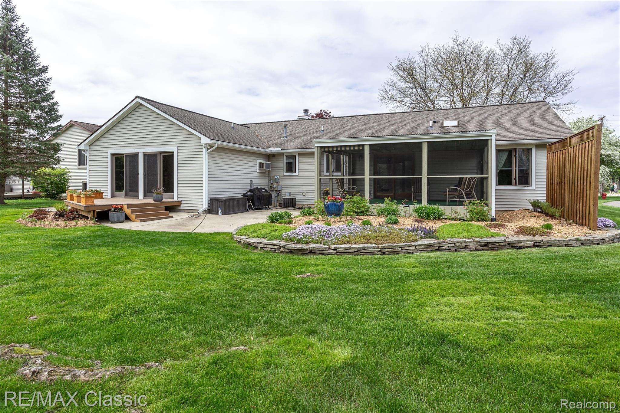 4021 West Maple Road Wixom, MI 48393 - Photo 37 of 46 4021 west maple exteriors (7).jpg