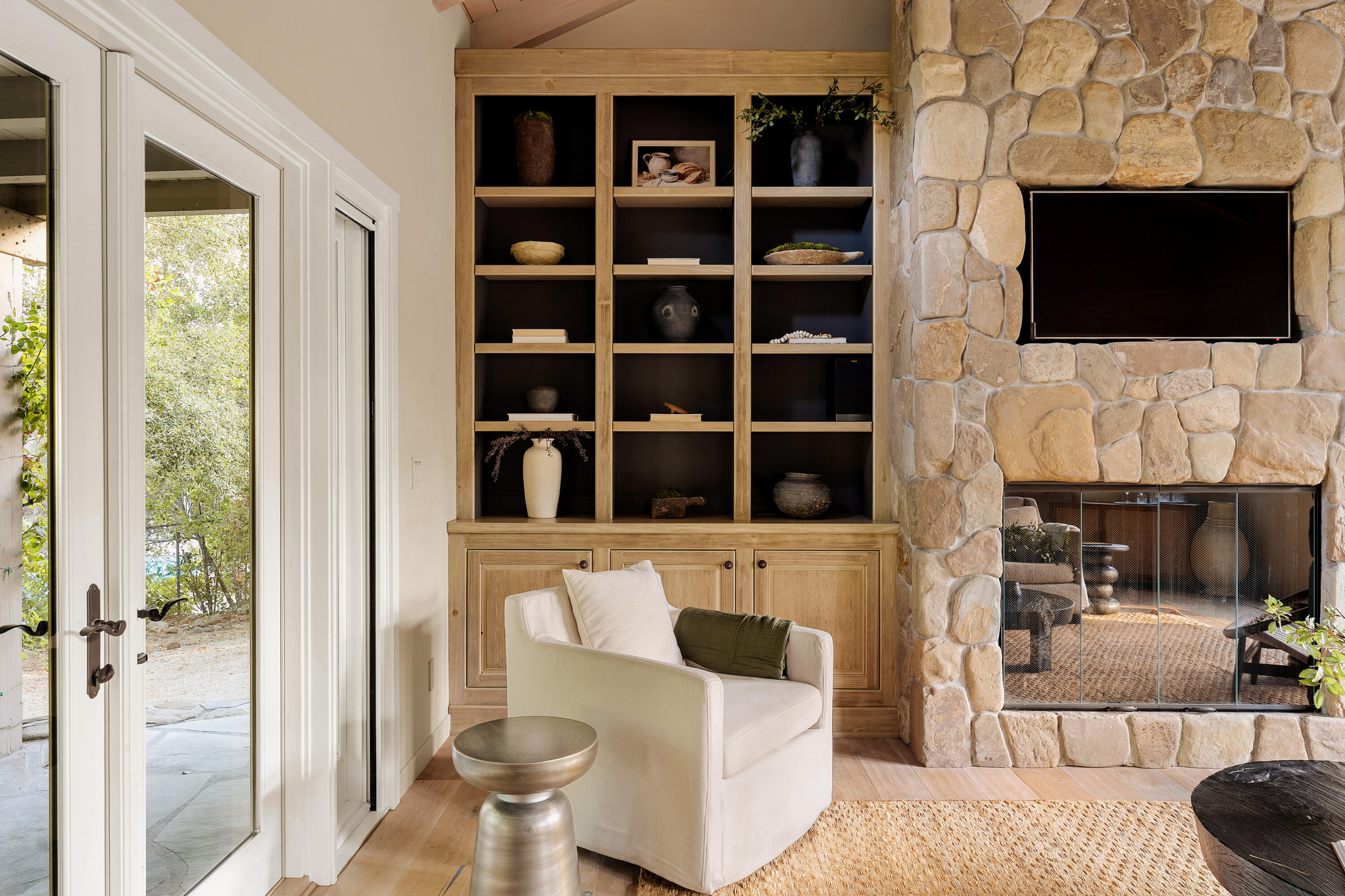 813 Country Club Road Ojai, CA 93023 - Photo 8 of 31 Living Room Details