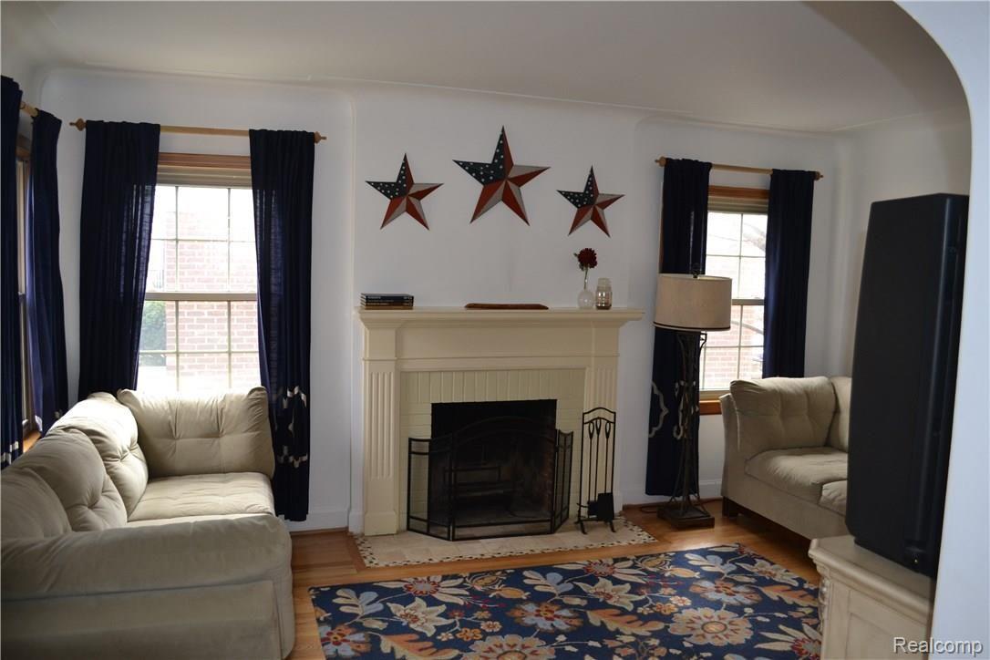 1641 Roslyn Road Grosse Pointe, MI 48236 - Photo 9 of 32 DSC_1221.JPG