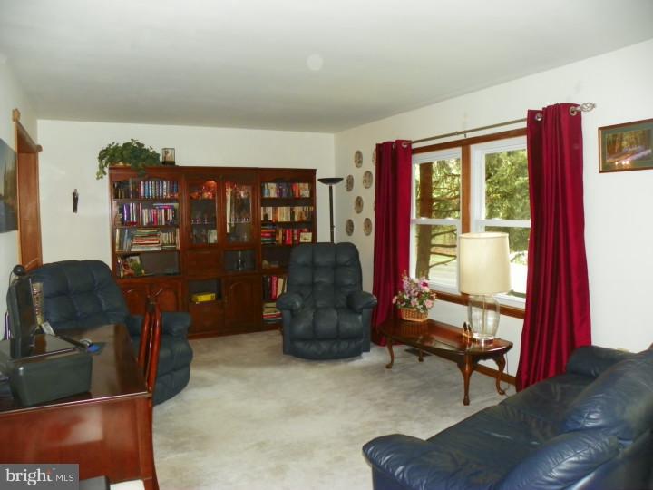 986 Lincoln Road Mullica Hill, NJ 08062 - Photo 5 of 24 Living Room