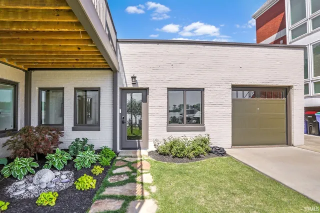 $3,200 | 110 East Water Street, Unit 1, Newburgh, IN 47630