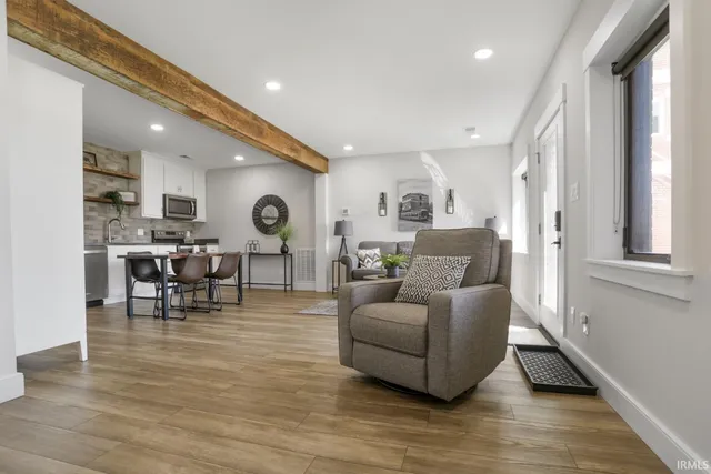 $3,200 | 110 East Water Street, Unit 1, Newburgh, IN 47630