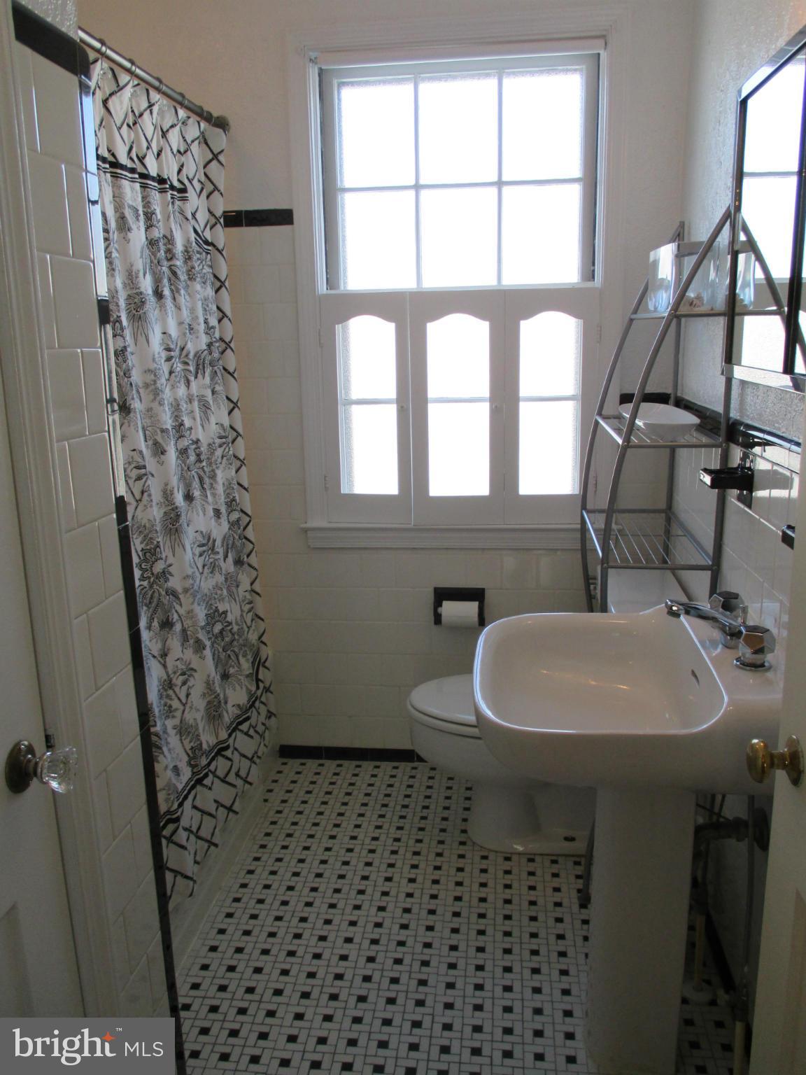 211 Brandon Road Baltimore, MD 21212 - Photo 17 of 30 CLASSIC BATH W UPDATED PEDESTAL SINK!