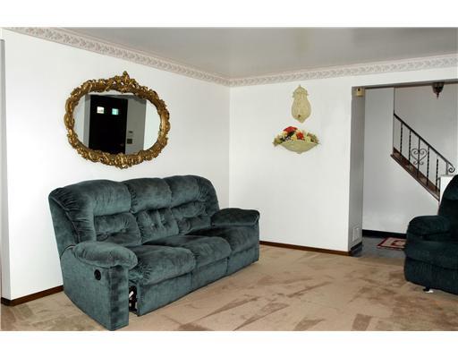 5015 East Willock Road Baldwin, PA 15227 - Photo 4 of 18 Living Room.