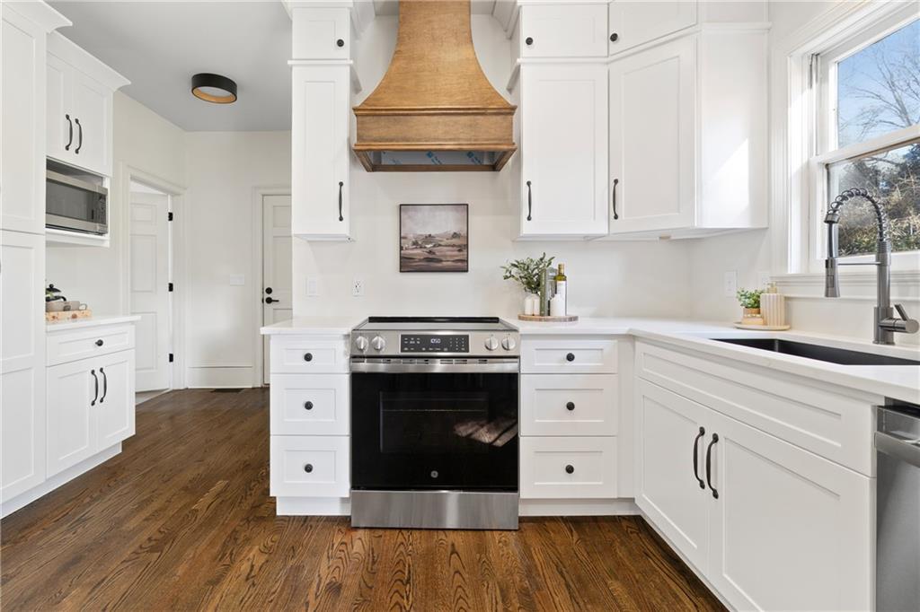 11125 Linbrook Lane Johns Creek, GA 30097 - Photo 20 of 44 a kitchen with stainless steel appliances a stove refrigerator and cabinets