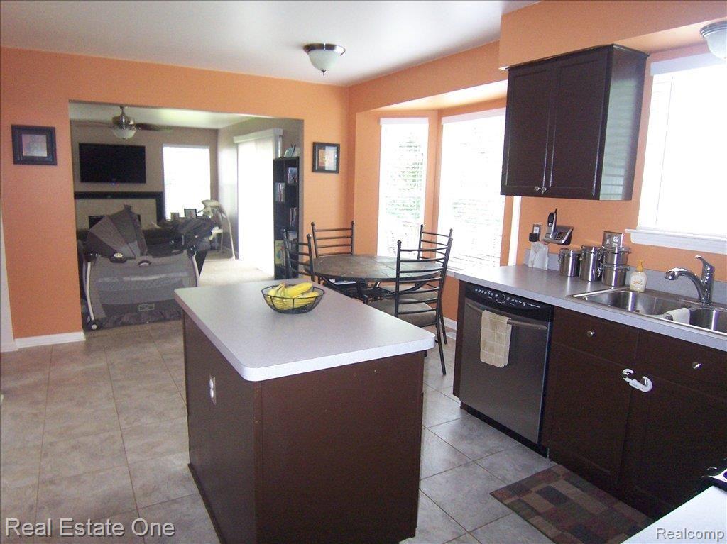 4301 Ridge Court Pinckney, MI 48169 - Photo 8 of 23 Kitchen