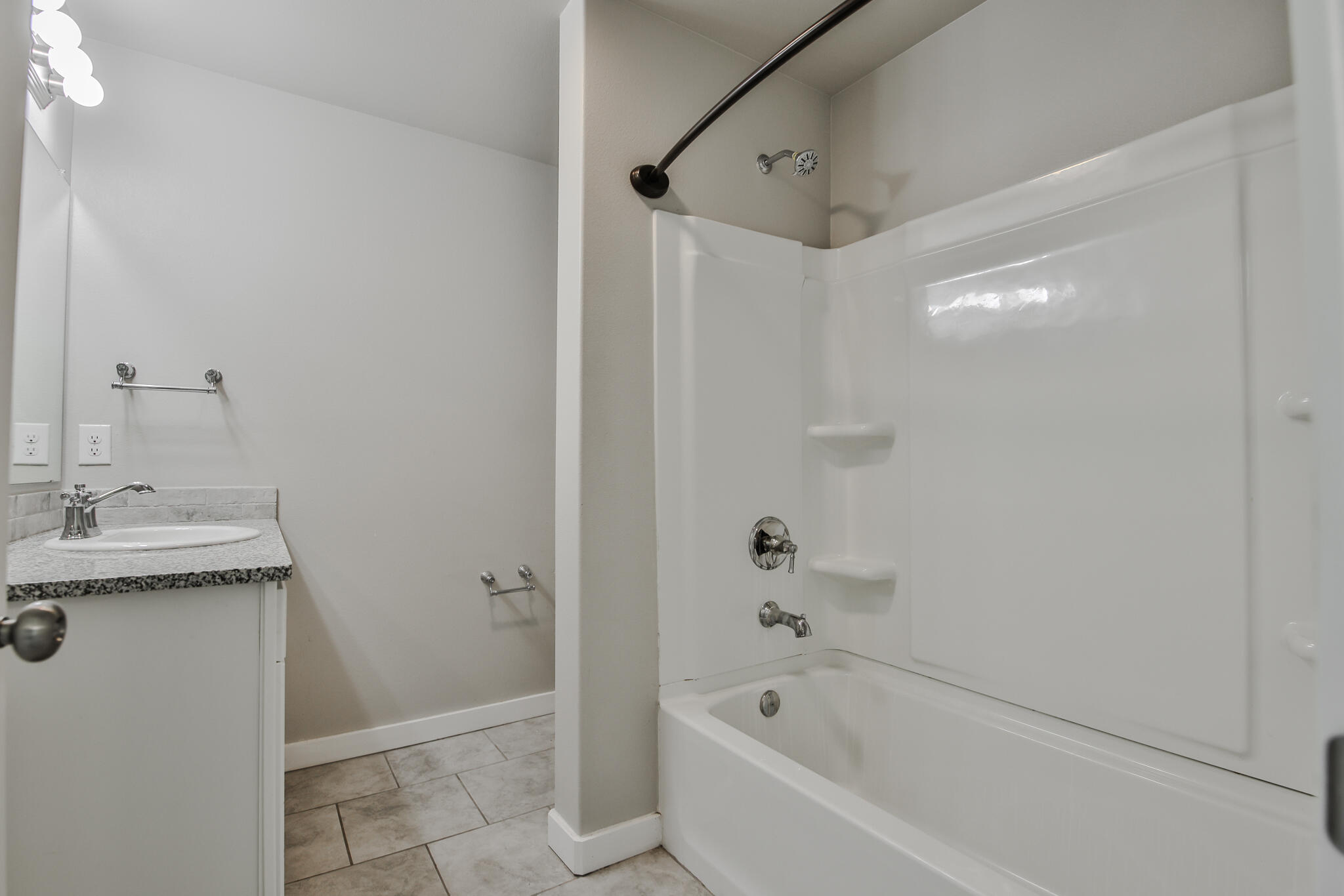 13407 Avenue R Lubbock, TX 79423 - Photo 12 of 20 13407 Ave R - Primary Bath