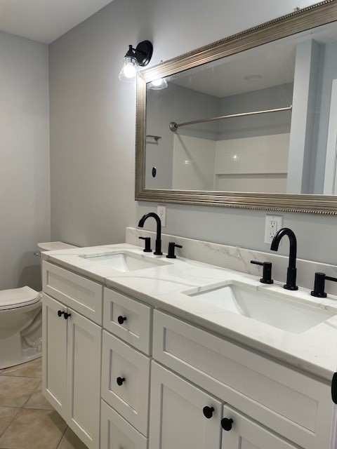 228 State Street, Unit 2 Bristol, RI 02809 - Photo 14 of 19 SPACIOUS FULL BATH WITH TUB/SHOWER AND DOUBLE SINKS.