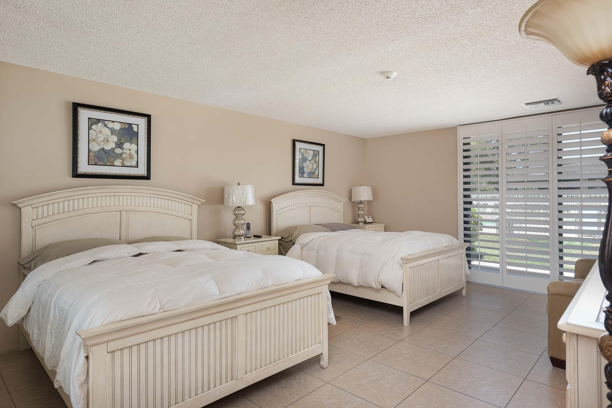 8 Tulane Court Rancho Mirage, CA 92270 - Photo 10 of 31 a bedroom with a bed and a lamp