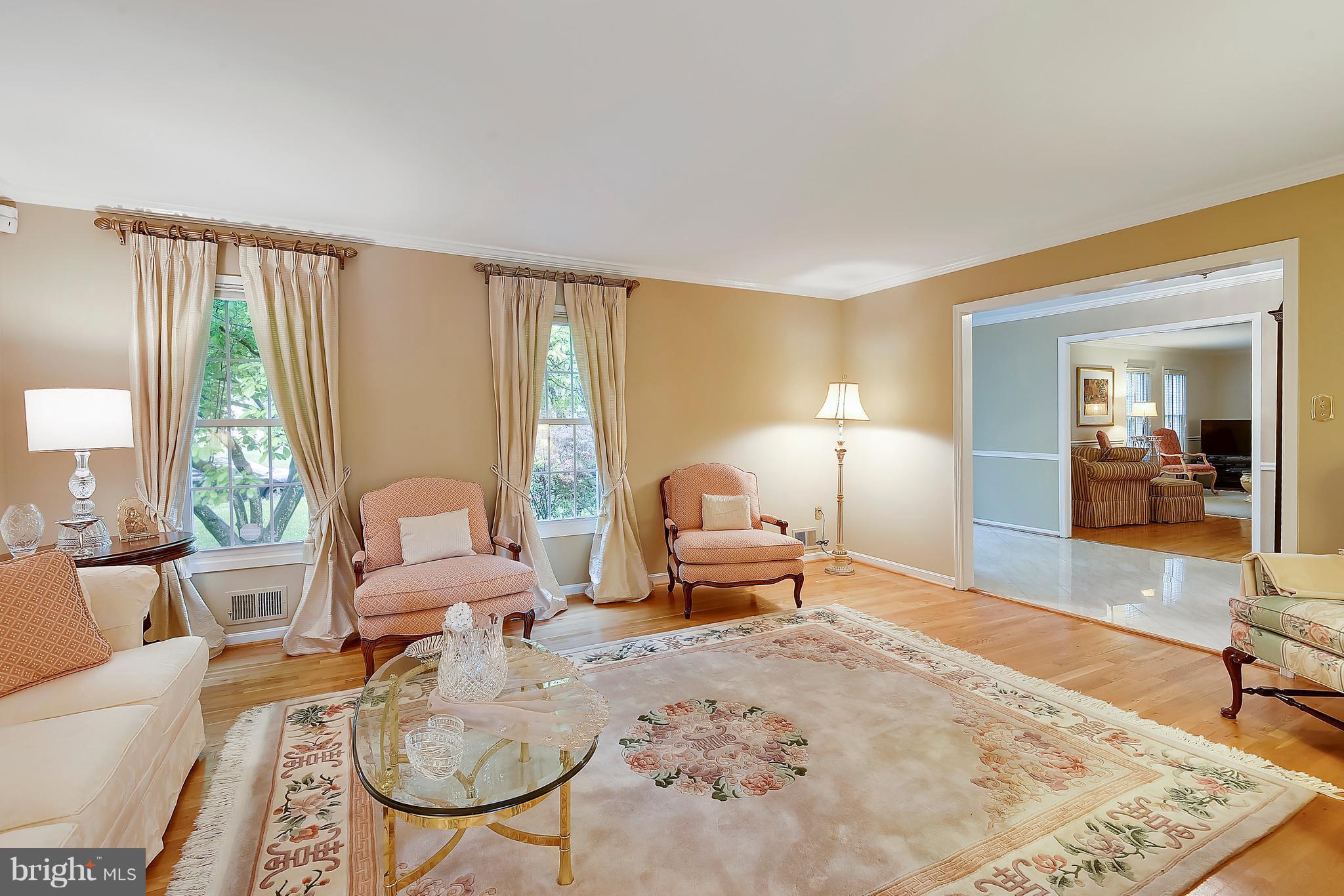 9420 Old Courthouse Road Vienna, VA 22182 - Photo 4 of 30 Living Room