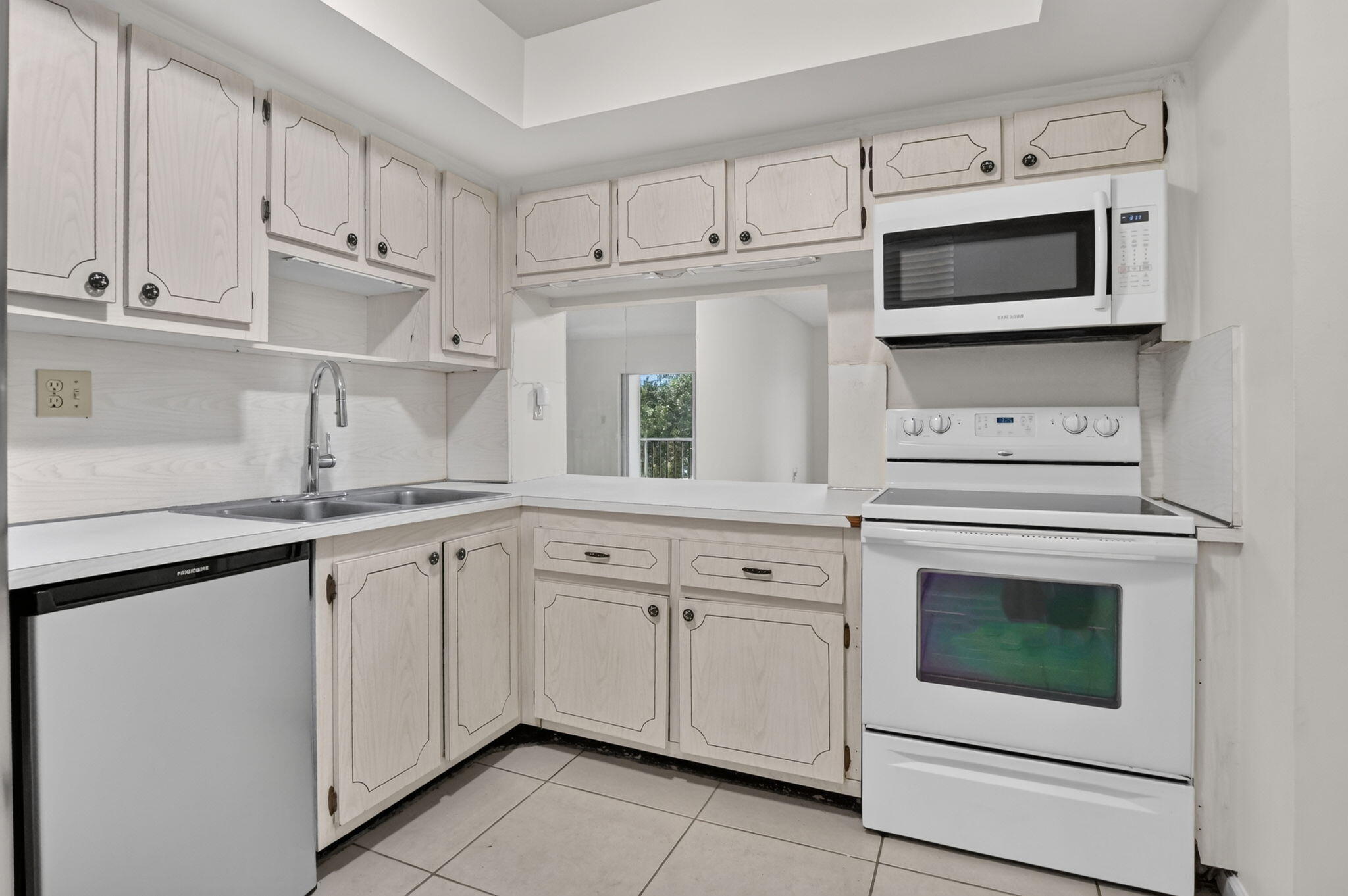 9826 Marina Boulevard, Unit 1029 Boca Raton, FL 33428 - Photo 9 of 34 Kitchen