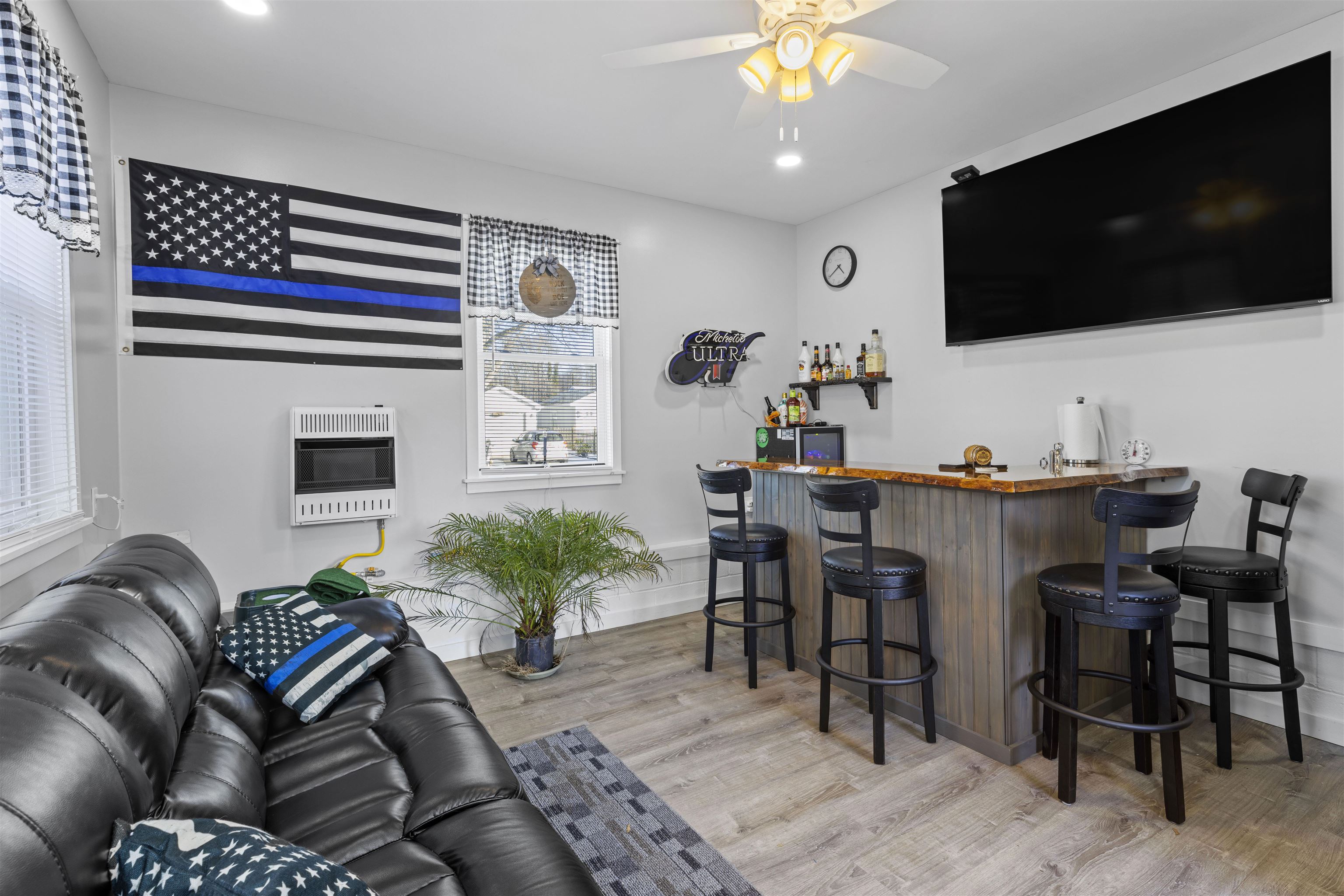112 East Drumbed Road Villas, NJ 08251 - Photo 29 of 42 a living room with furniture and a flat screen tv