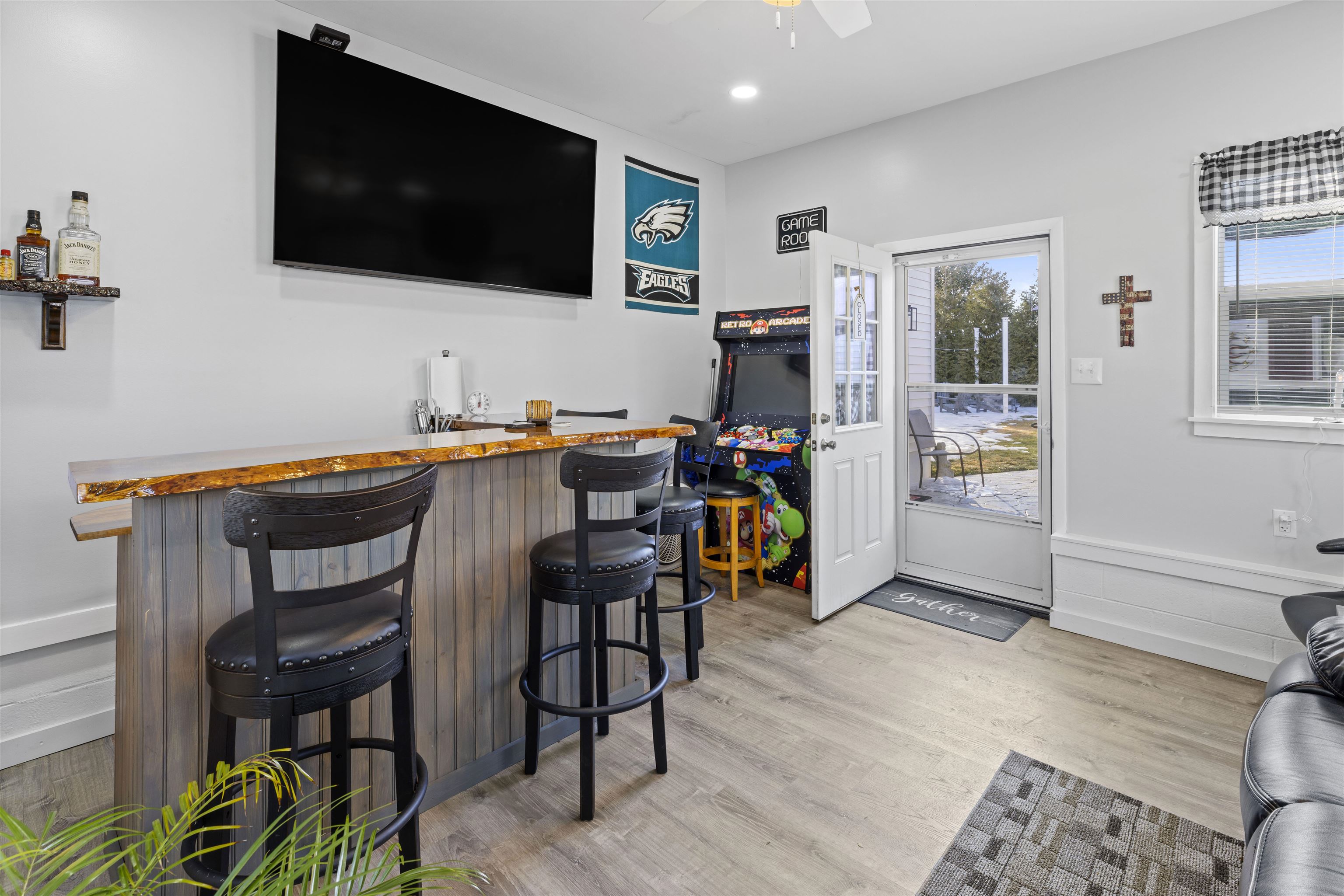 112 East Drumbed Road Villas, NJ 08251 - Photo 30 of 42 a livingroom with workspace and a flat screen tv