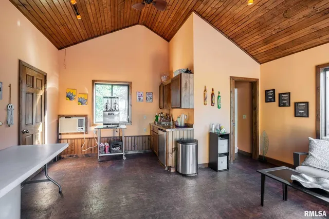 a view of a pathway with a yard