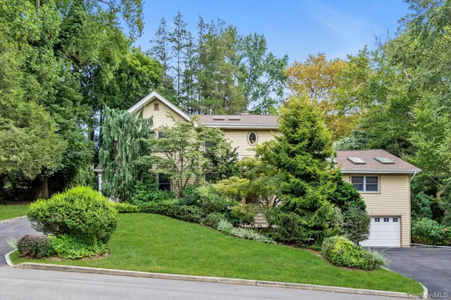 $2,688,000 | 8 Briarfield Drive, Great Neck, NY 11020