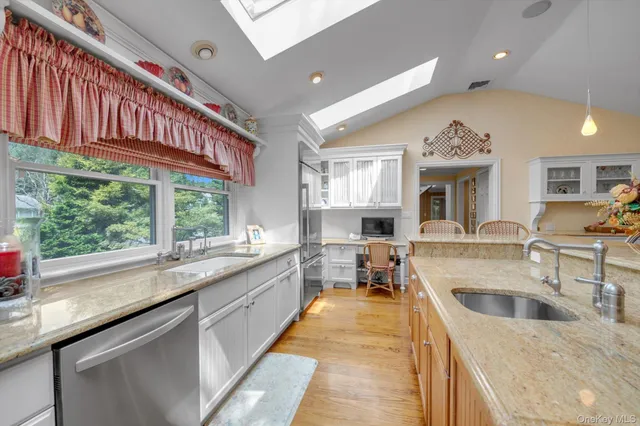 $2,688,000 | 8 Briarfield Drive, Great Neck, NY 11020