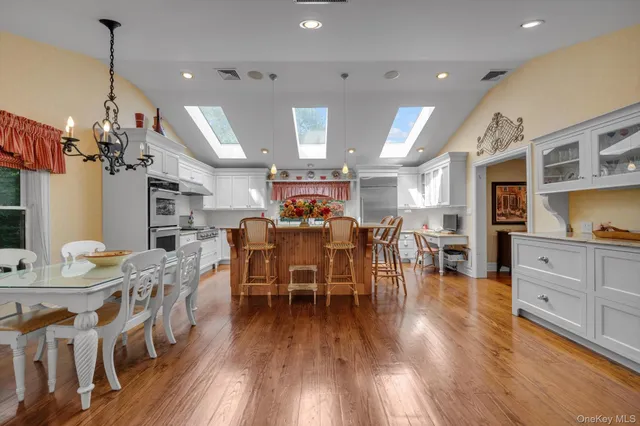 $2,688,000 | 8 Briarfield Drive, Great Neck, NY 11020