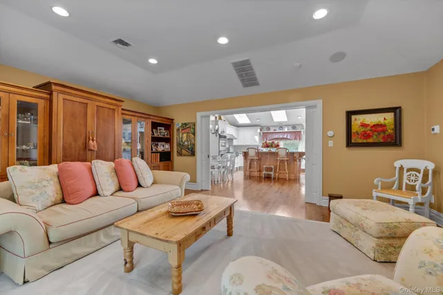 $2,688,000 | 8 Briarfield Drive, Great Neck, NY 11020