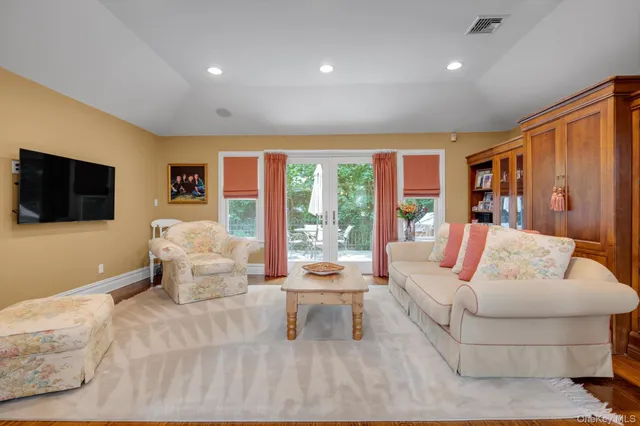 $2,688,000 | 8 Briarfield Drive, Great Neck, NY 11020