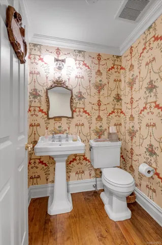 $2,688,000 | 8 Briarfield Drive, Great Neck, NY 11020