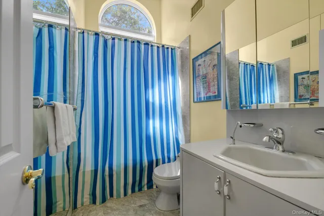 $2,688,000 | 8 Briarfield Drive, Great Neck, NY 11020