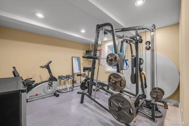 $2,688,000 | 8 Briarfield Drive, Great Neck, NY 11020