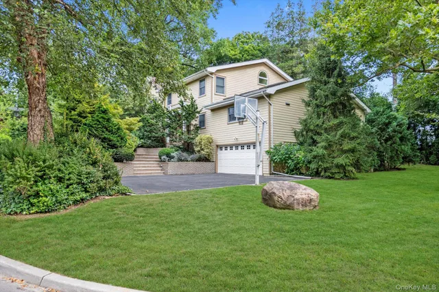 $2,688,000 | 8 Briarfield Drive, Great Neck, NY 11020