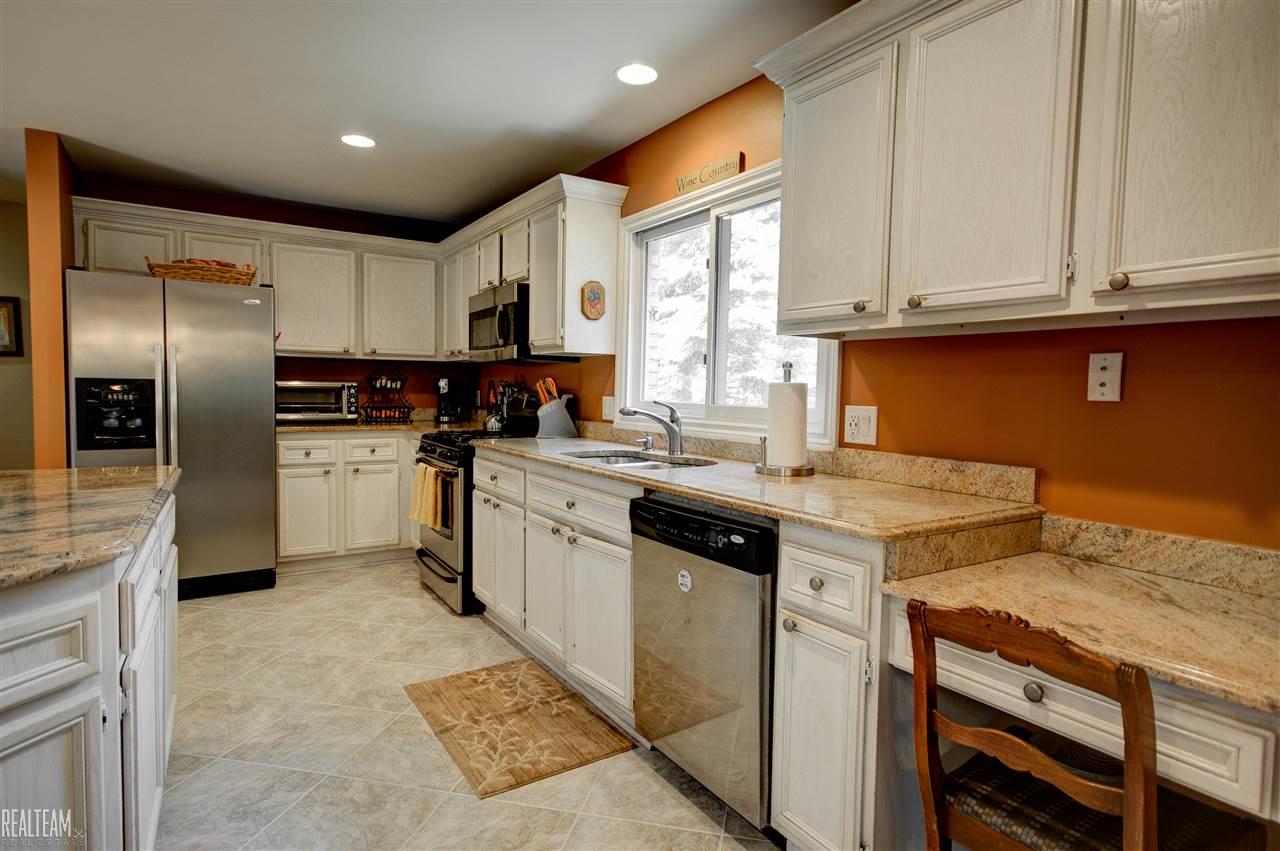 921 Dakota Rochester Hills, MI 48307 - Photo 9 of 46
