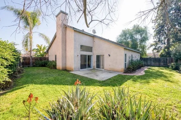 a view of back yard of the house